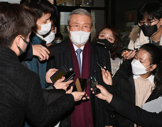 김종인 국민의힘 총괄선거대책위원장이 22일 오전 서울 여의도 국민의힘 당사로 출근하며 취재진의 질문에 답하고 있다. 연합뉴스